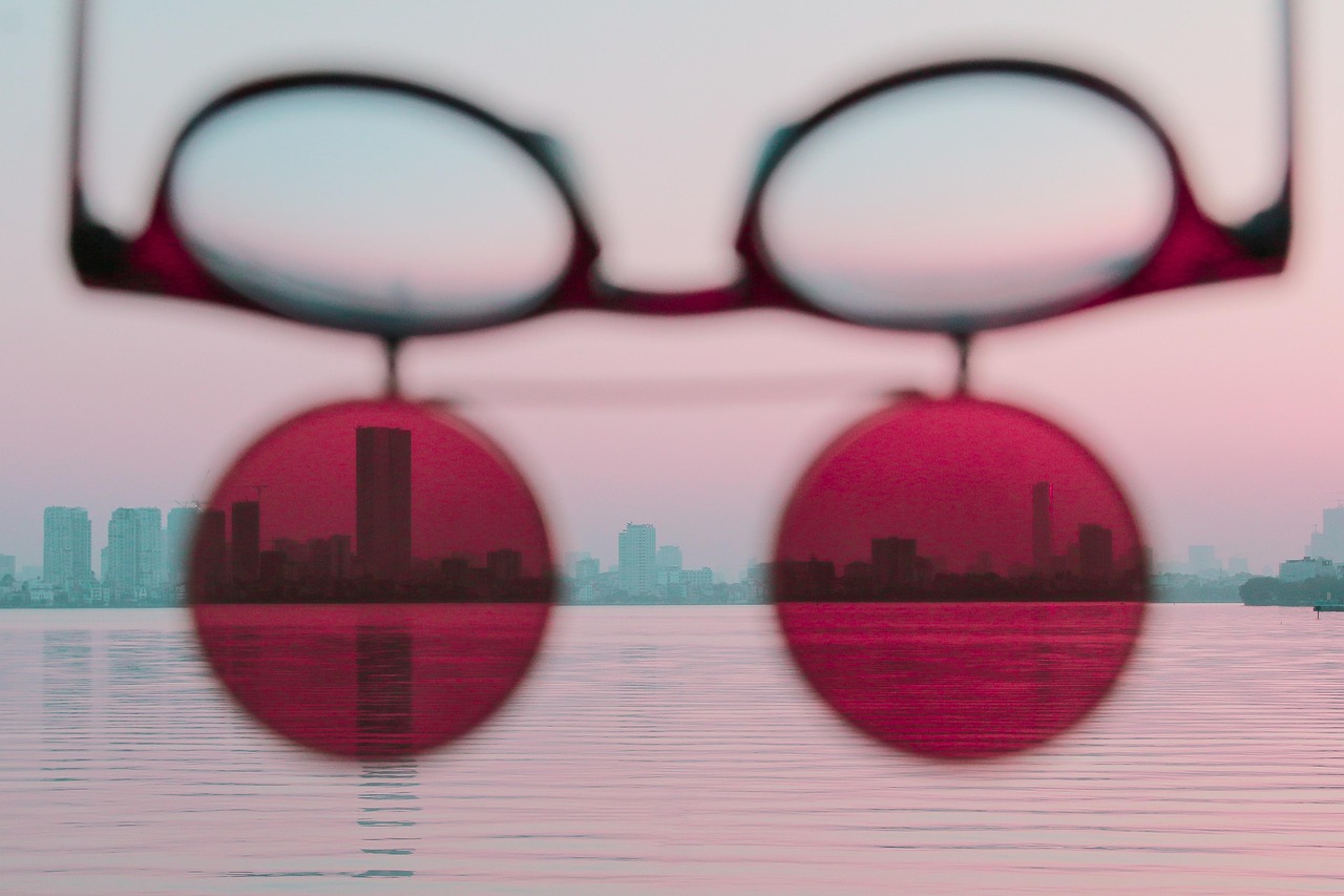 Sunglasses, lake, nature — Bedah Fitur Buy Spin: Layak Dicoba atau Buang Modal?