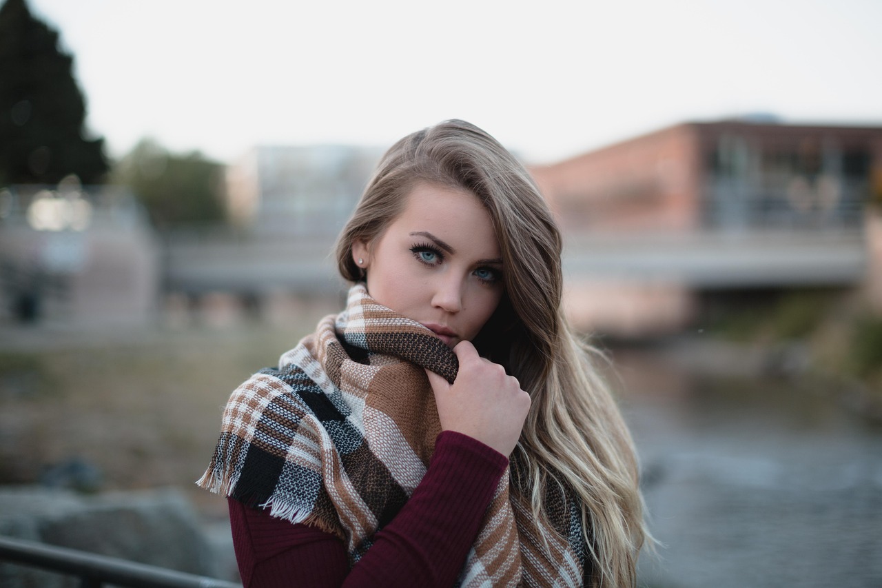Blonde, woman, model — Master Poker Tournaments vs Sit & Go: Which One is Better?