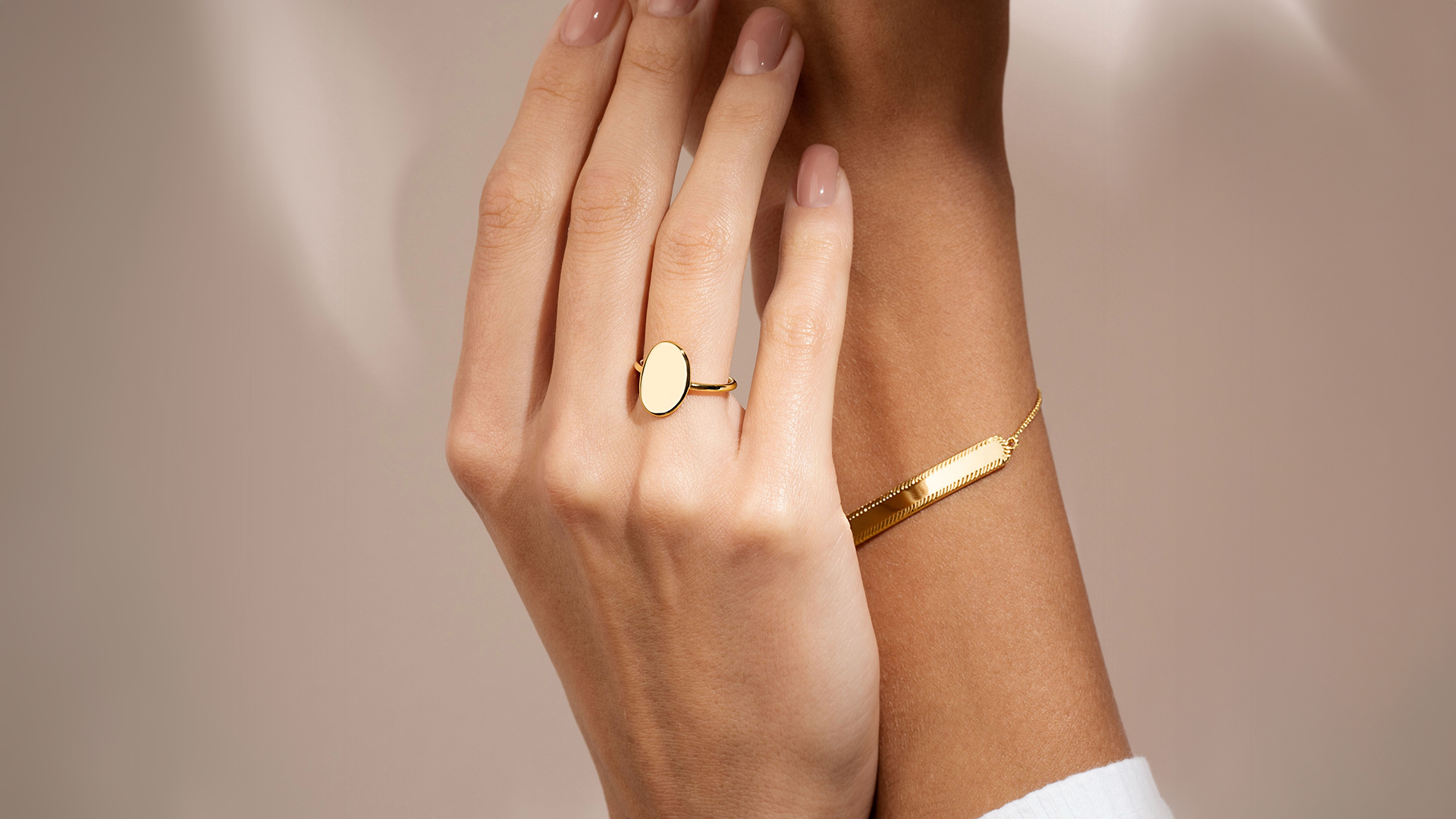 The Beauty of Minimalist Jewelry: Why Less Is More